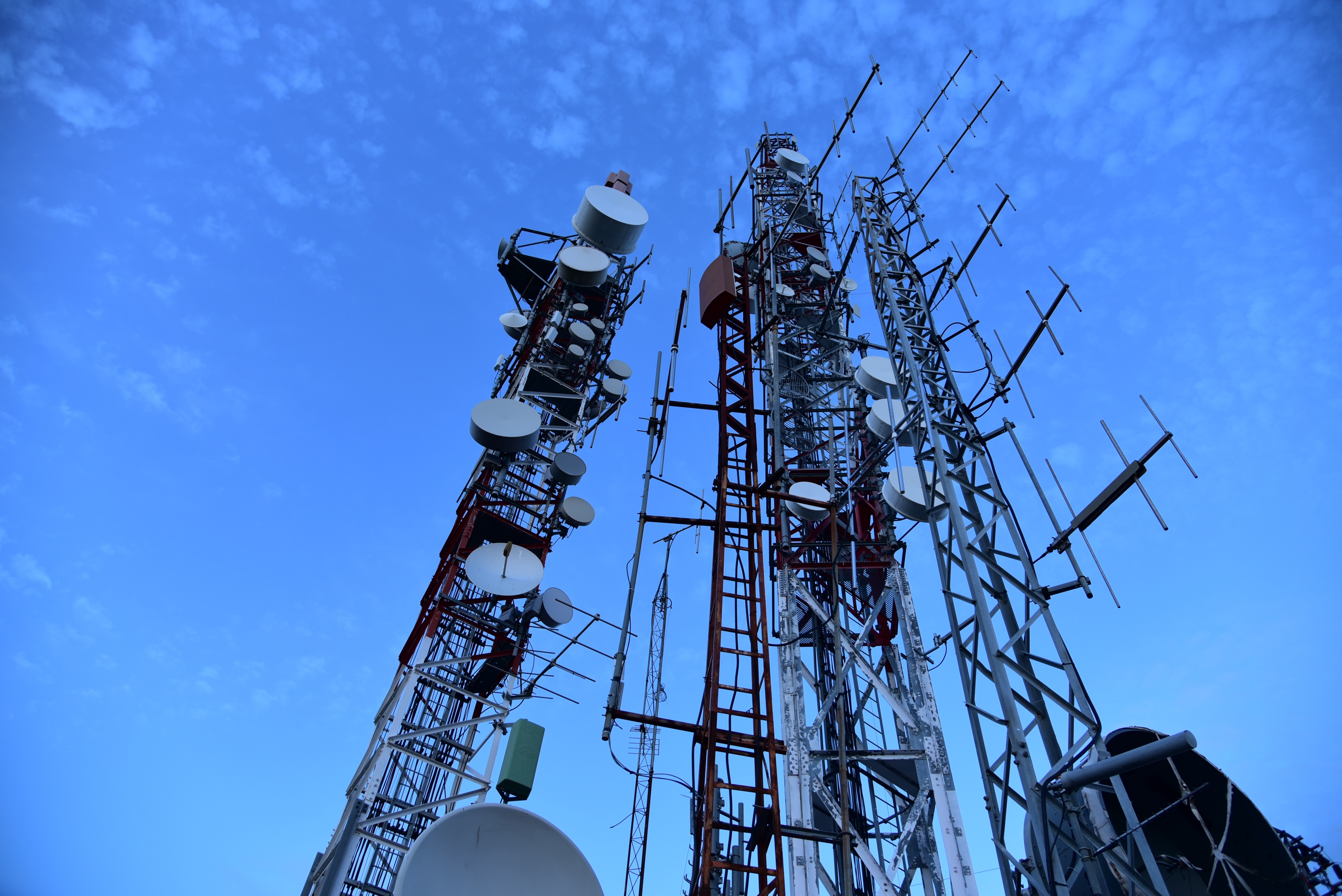 746dba99-01aa-44e0-866b-ac56a196fa3dcell-tower-cellphone-masts-clouds-270286 (2)